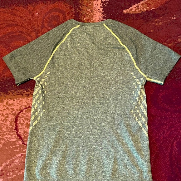 Gymshark T-Shirt - Picture 2 of 4